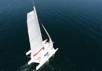 haut du mât avec grand voile à latte sur multicoque trimaran yacht naviguer